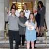 Chelsea Clinton Mezvinsky, son mari Marc Mezvinsky et leur fille Charlotte posent avec Bill et Hillary Clinton à leur sortie de l'hôpital à New York, le 29 septembre 2014.