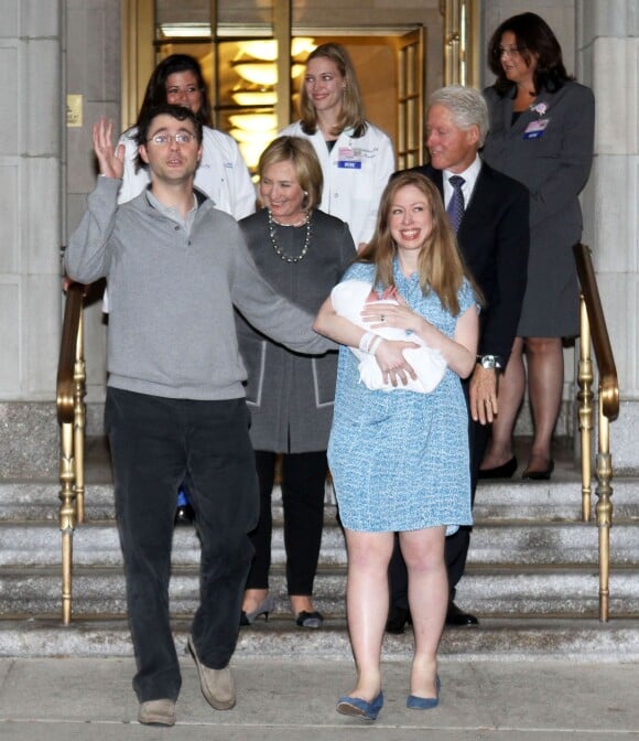 Chelsea Clinton Mezvinsky, son mari Marc Mezvinsky et leur fille Charlotte posent avec Bill et Hillary Clinton à leur sortie de l'hôpital à New York, le 29 septembre 2014. 