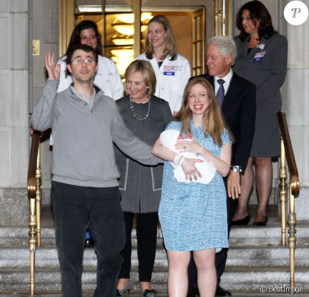 Chelsea Clinton Mezvinsky, son mari Marc Mezvinsky et leur fille Charlotte posent avec Bill et Hillary Clinton &agrave; leur sortie de l'h&ocirc;pital &agrave; New York, le 29 septembre 2014. 