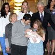  Chelsea Clinton prend la pose avec son mari Marc Mezvinsky, leur fille Charlotte et ses parents Bill et Hilary Clinton &agrave; la sortie de l'h&ocirc;pital de New York, le 29 septembre 2014.  