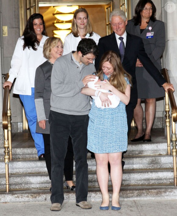 Chelsea Clinton Mezvinsky à la sortie de l'hôpital avec sa fille Charlotte, son mari Marc Mezvinsky et ses parents Bill et Hillary Clinton. New York, le 29 septembre 2014.