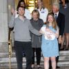 Chelsea Clinton Mezvinsky, son mari Marc Mezvinsky et leur fille Charlotte posent avec Bill et Hillary Clinton à leur sortie de l'hôpital à New York, le 29 septembre 2014.