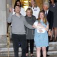  Chelsea Clinton Mezvinsky, son mari Marc Mezvinsky et leur fille Charlotte posent avec Bill et Hillary Clinton &agrave; leur sortie de l'h&ocirc;pital &agrave; New York, le 29 septembre 2014. 