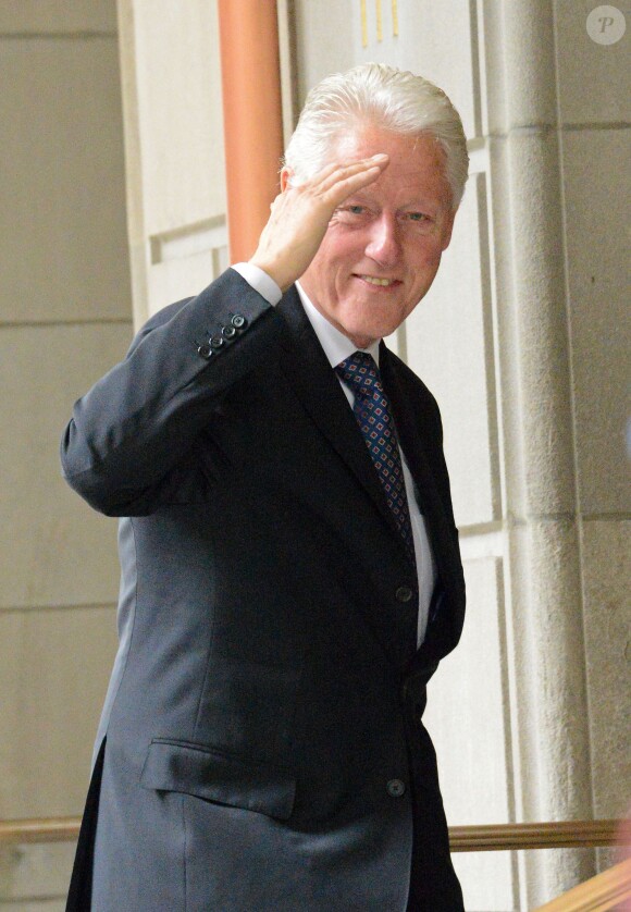 Bill Clinton arrive accompagné de sa femme Hillary Clinton au Lenox Hill Hospital à New York, le 29 septembre 2014 pour rendre visite à leur fille Chelsea Clinton Mezvinsky et leur petite-fille Charlotte Clinton Mezvinsky. 