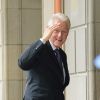Bill Clinton arrive accompagné de sa femme Hillary Clinton au Lenox Hill Hospital à New York, le 29 septembre 2014 pour rendre visite à leur fille Chelsea Clinton Mezvinsky et leur petite-fille Charlotte Clinton Mezvinsky. 
