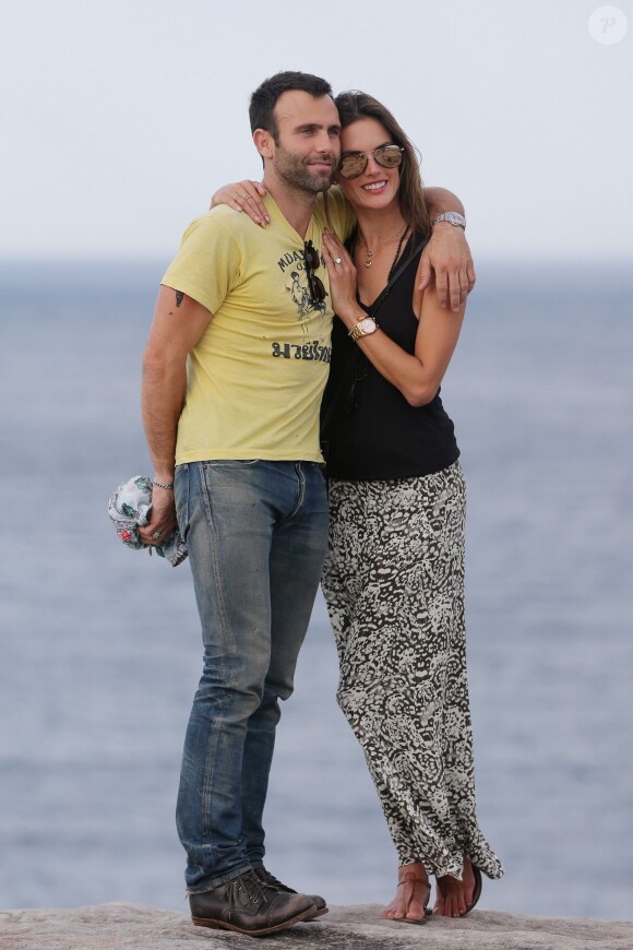 Moment de détente pour Alessandra Ambrosio qui prend la pose avec son compagnon Jamie Mazur à Sydney, le 30 septembre 2014