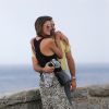 Alessandra Ambrosio sprend la pose avec son compagnon Jamie Mazur à Sydney, le 30 septembre 2014