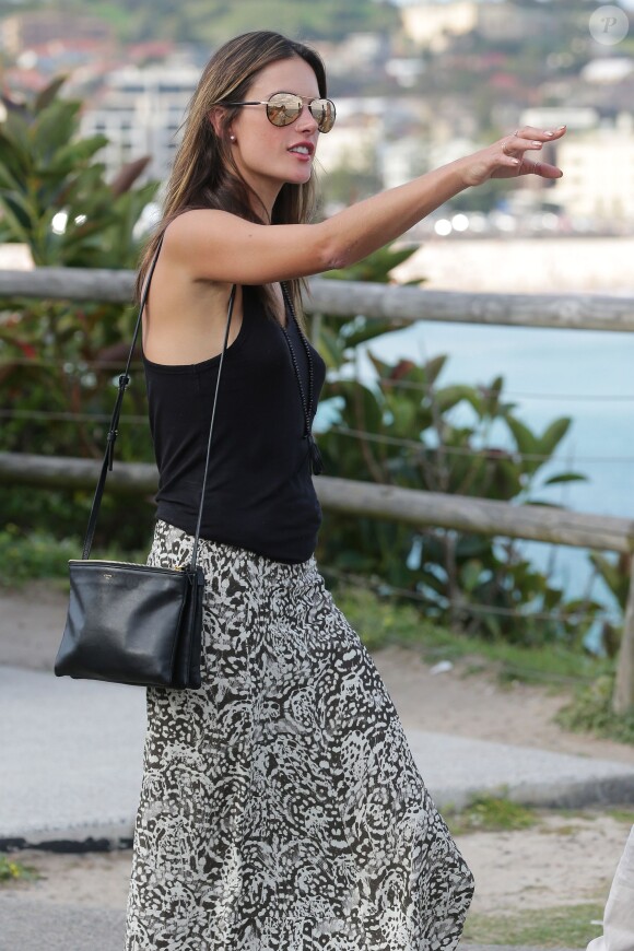 Alessandra Ambrosio sprend la pose avec son compagnon her husband Jamie Mazur à Sydney, le 30 septembre 2014