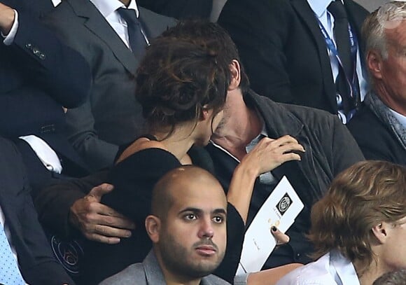Patrick Bruel et sa compagne Caroline s'mbrassent - Match PSG-Barcelone de la Ligue des Champions au parc des princes à Paris le 30 septembre 2014. Le PSG à remporté le match sur le score de 3-2.