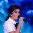 Jenifer, sublime et souriante, sur le plateau de The Voice Kids, le samedi 20 septembre 2014 sur TF1.
