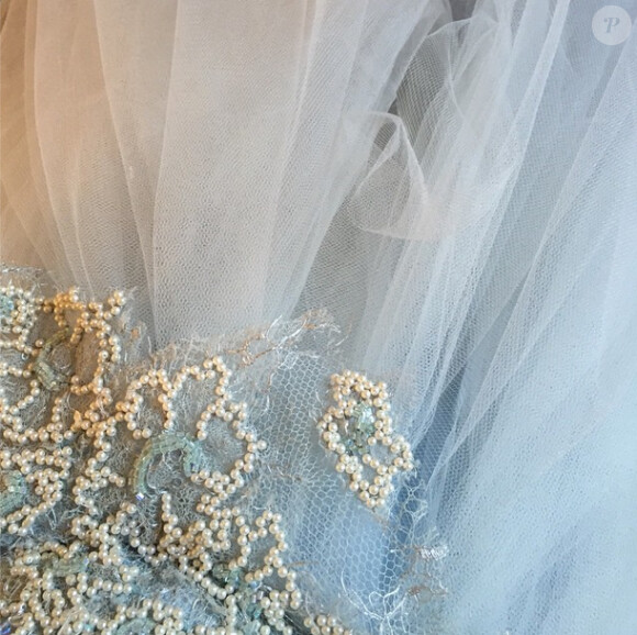 La robe de princesse d'Alizée pour le clip de "Tendre rêve". Le 1er octobre 2014 lors du tournage.