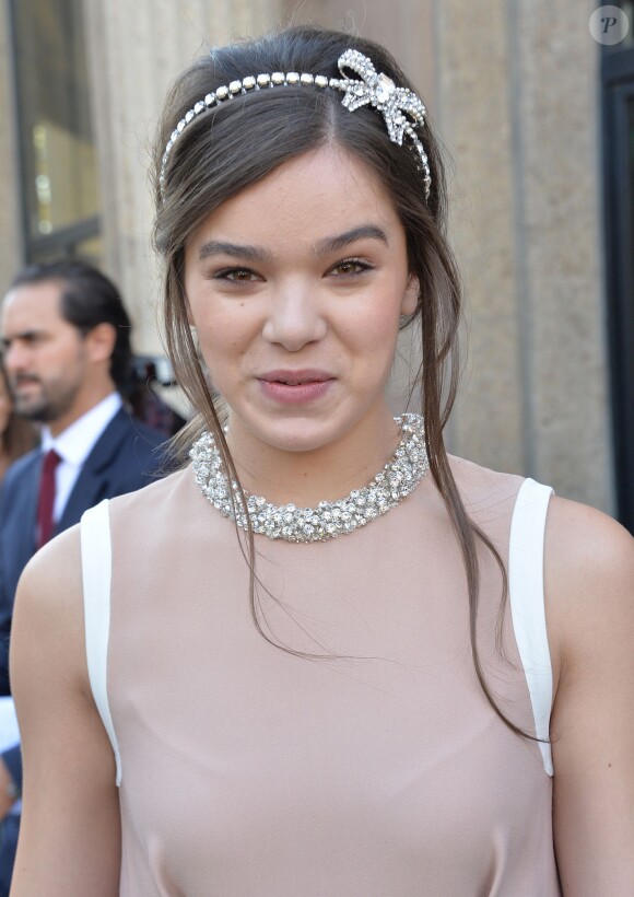 Hailee Steinfeld - Arrivées au défilé de mode "Miu Miu", collection prêt-à-porter printemps-été 2015, à Paris. Le 1er octobre 2014 