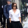 Victoria Beckham quitte sa boutique de vêtements sur Dover Street à Londres, habillée d'une chemise blanche, d'une jupe et de bottines noires. Le 29 septembre 2014.