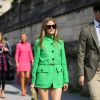 Olivia Palermo arrive au jardin des Tuileries pour le défilé Valentino, habillée d'un manteau vert Valentino, d'une pochette Nina Ricci et de souliers Aquazurra. Paris, le 30 septembre 2014.