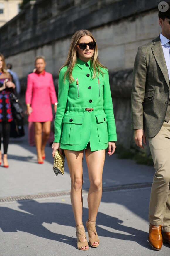 Olivia Palermo arrive au jardin des Tuileries pour le défilé Valentino, habillée d'un manteau vert Valentino, d'une pochette Nina Ricci et de souliers Aquazurra. Paris, le 30 septembre 2014.