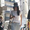 Kendall Jenner se promène à Paris, dans une tenue accessoirisée d'un chapeau rag & bone, d'un sac Céline et de chaussures Miu Miu. Le 25 septembre 2014.