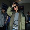 La chanteuse Rihanna arrive à l'aéroport LAX, habillée d'un manteau kaki et matelassé Isabel Marant Étoile, d'un t-shirt gris, d'un jean Balmain et de bottines Timberland. Des lunettes de soleil Ray-Ban et un sac Balenciaga (modèle Le Dix) accessoirisent son look. Los Angeles, le 27 septembre 2014.