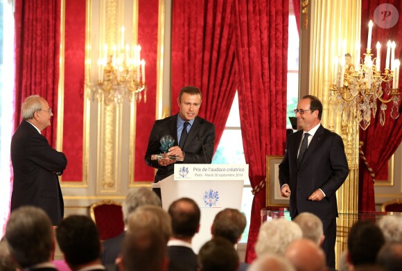 Marc Ladreit de Lacharrière, Raphaël Gorgé et François Hollande - Remise du Prix de l'Audace Créatrice à Raphaël Gorgé, Président directeur général du groupe Gorgé, à l'Elysée, le 30 septembre 2014.