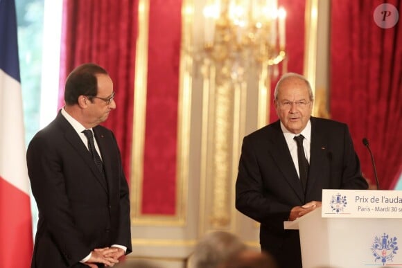 François Hollande et Marc Ladreit de Lacharrière - Remise du Prix de l'Audace Créatrice à Raphaël Gorgé, Président directeur général du groupe Gorgé, à l'Elysée, le 30 septembre 2014.