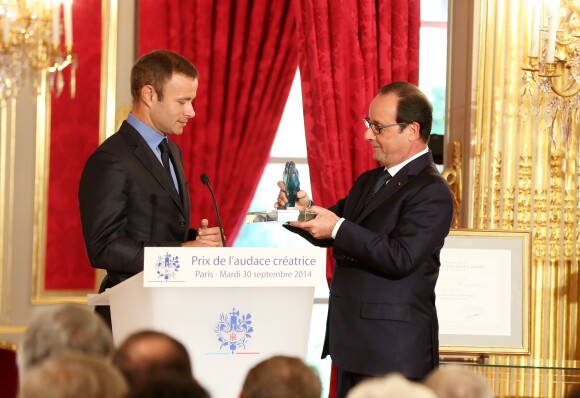 Raphaël Gorgé et François Hollande - Remise du Prix de l'Audace Créatrice à Raphaël Gorgé, Président directeur général du groupe Gorgé, à l'Elysée, le 30 septembre 2014.
