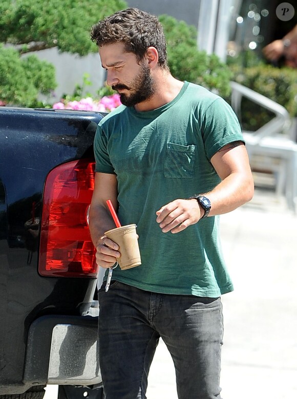 Shia LaBeouf se balade dans les rues de Sherman Oaks, le 26 août 2014.