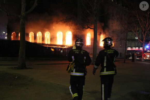 Un incendie, qui pourrait être criminel, a ravagé le restaurant de la boîte de nuit L'Arc, sans faire de victimes, à Paris dans la matinée du 21 fevrier 2013.