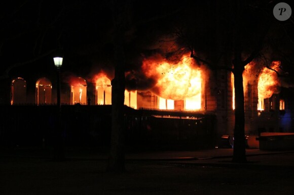 Un incendie a ravagé le restaurant de la boîte de nuit L'Arc, sans faire de victimes, à Paris le 21 fevrier 2013.