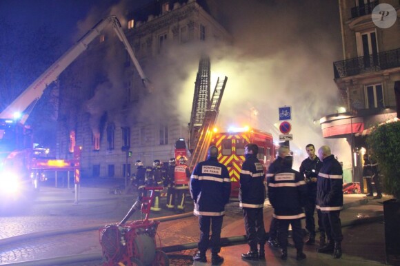 Un incendie, qui pourrait être criminel, a ravagé le restaurant de la boîte de nuit L'Arc, à Paris le 21 fevrier 2013.