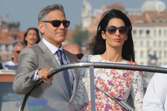 George Clooney et sa femme Amal Alamuddin quittent l'hôtel Aman, où ils ont passé leur nuit de noces à Venise, le 28 septembre 2014, pour se rendre à un brunch à l'hôtel Cipriani.