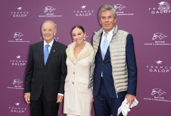 Bertrand Bélinguier, Dominique Desseigne et sa compagne Alexandra Cardinale lors du Qatar Prix de l'Arc de Triomphe à l'hippodrome de Longchamp à Paris, le 5 octobre 2014