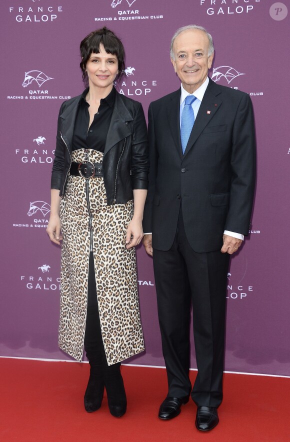 Bertrand Bélinguier et Juliette Binoche lors du Qatar Prix de l'Arc de Triomphe à l'hippodrome de Longchamp à Paris, le 5 octobre 2014
