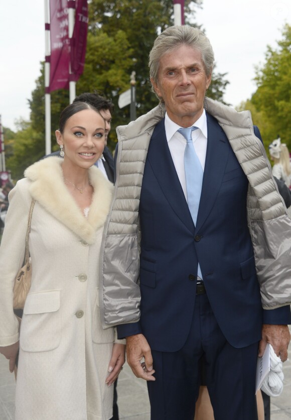 Dominique Desseigne et sa compagne Alexandra Cardinale lors du Qatar Prix de l'Arc de Triomphe à l'hippodrome de Longchamp à Paris, le 5 octobre 2014