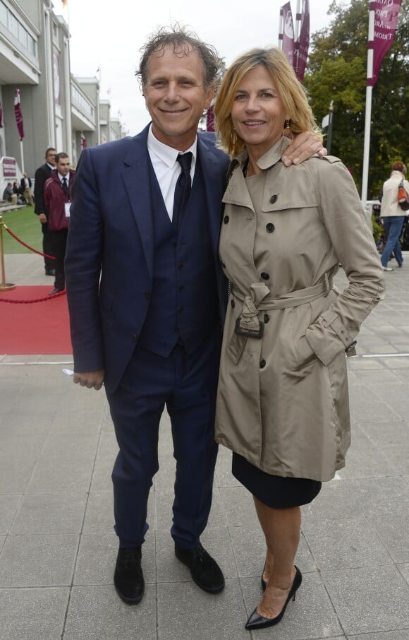 Charles Berling et sa compagne Virginie Coupérie-Eiffel lors du Qatar Prix de l'Arc de Triomphe à l'hippodrome de Longchamp à Paris, le 5 octobre 2014