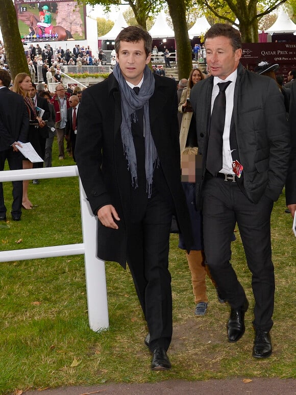 Guillaume Canet et son fils Marcel au côté de Thierry Rozier lors du Qatar Prix de l'Arc de Triomphe à l'hippodrome de Longchamp à Paris, le 5 octobre 2014