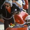 Le directeur technique d'Alfa Romeo Gérard Ducarouge et Andrea de Cesaris lors du Grand Prix de France au circuit Paul Ricard du Castellet, le 17 avril 1983