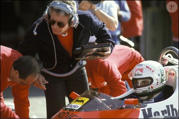 Le directeur technique d'Alfa Romeo Gérard Ducarouge et Andrea de Cesaris lors du Grand Prix de France au circuit Paul Ricard du Castellet, le 17 avril 1983