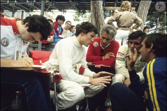 Andrea de Cesaris et Bruno Giacomelli au côté de Gérard Ducarouge lors du Grand Prix de Monaco, le 23 mai 1982