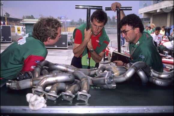 Andrea de Cesaris avec Eddie Jordan et son ingénieur lors du Grand Prix du Mexique à Mexico le 16 juin 1991