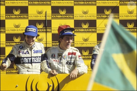 Andrea De Cesaris, second au volant de son Alfa Romeo au côté du champion du monde Nelson Piquet, troisième sur Brabham BMW lors du Grand Prix d'Afrique du Sud, sur le circuit de Kyalami le 15 octobre 1983