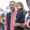 Franck Ribéry du Bayern Munich avec son fils Seïf el Islam à l'Oktoberfest à Munich le 6 octobre 2013.
