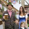 Xabi Alonso avec sa femme Nagore Aramburu et ses enfants Jontxu et Emma à Munich pour fêter l'Oktoberfest en famille le 5 octobre 2014