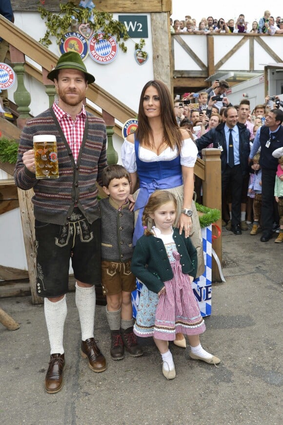 Xabi Alonso avec sa femme Nagore Aramburu et ses enfants Jontxu et Emma à Munich pour fêter l'Oktoberfest en famille le 5 octobre 2014