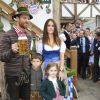 Xabi Alonso avec sa femme Nagore Aramburu et ses enfants Jontxu et Emma à Munich pour fêter l'Oktoberfest en famille le 5 octobre 2014