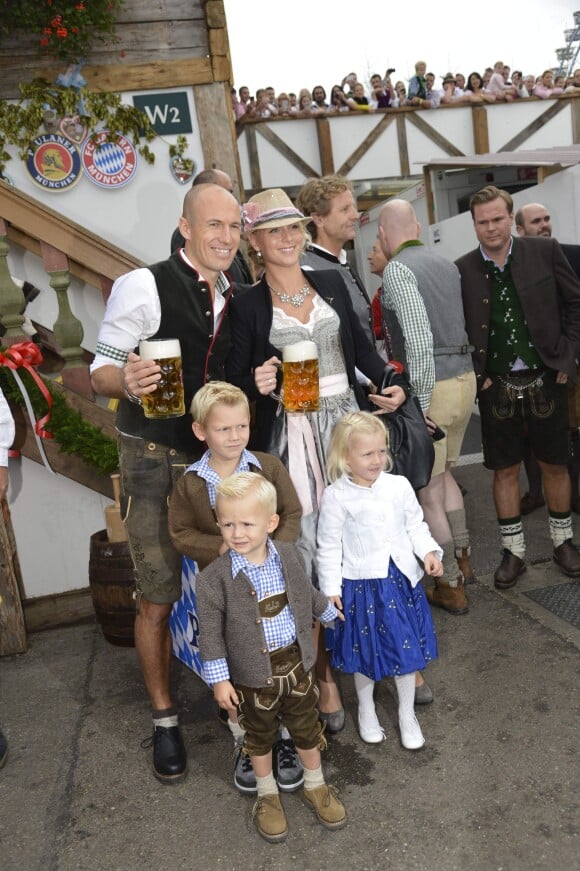 Arjen Robben avec sa femme Bernadien Eillert et ses enfants Kindern Lynn, Luka, Kai Robben à Munich pour fêter l'Oktoberfest en famille le 5 octobre 2014