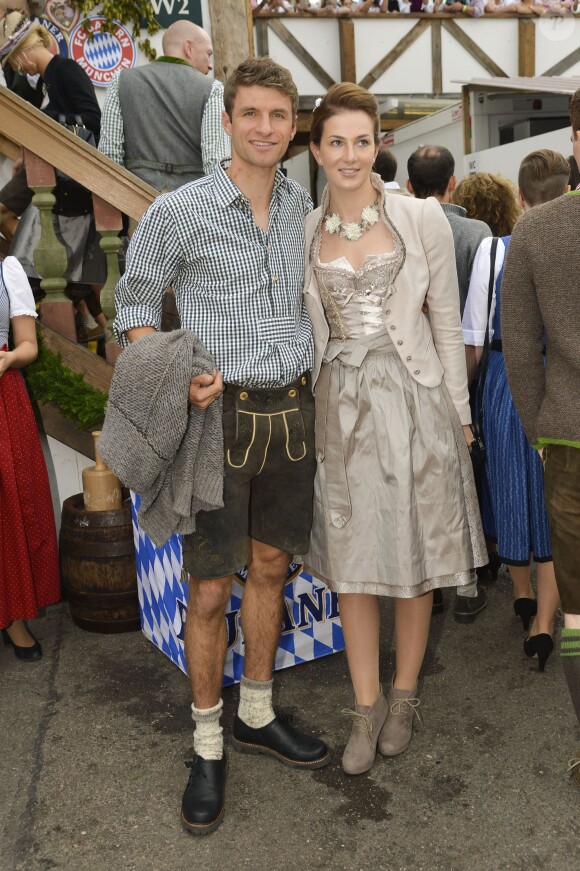 Thomas Müller et sa femme Lisa à Munich pour fêter l'Oktoberfest en famille le 5 octobre 2014