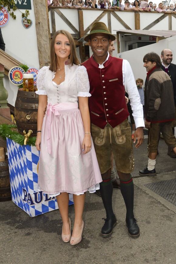 David Alaba et sa compagne Katja Butylina à Munich pour fêter l'Oktoberfest en famille le 5 octobre 2014