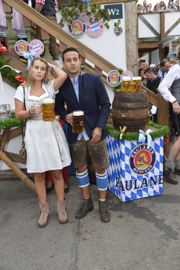 Thiago Alcantara et sa compagne Julia Vigas à Munich pour fêter l'Oktoberfest en famille le 5 octobre 2014
