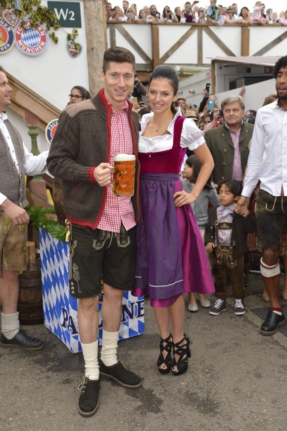 Robert Lewandwoski et sa femme Anna à Munich pour fêter l'Oktoberfest en famille le 5 octobre 2014