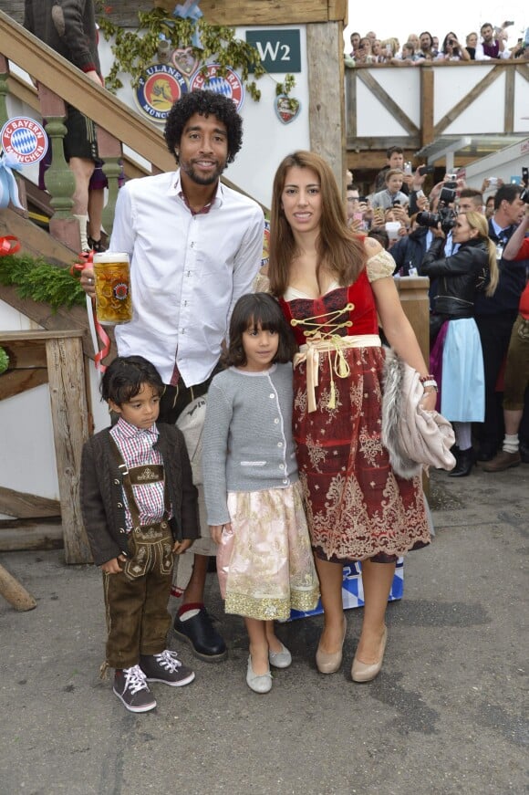 Dante Bonfim Costa Santos avec sa femme Jocelina et ses enfants Kindern Diogo et Sophia à Munich pour fêter l'Oktoberfest en famille le 5 octobre 2014