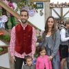 Mehdi Benatia avec sa femme Cécile Benatia et ses enfants Kays et Lina à Munich pour fêter l'Oktoberfest en famille le 5 octobre 2014